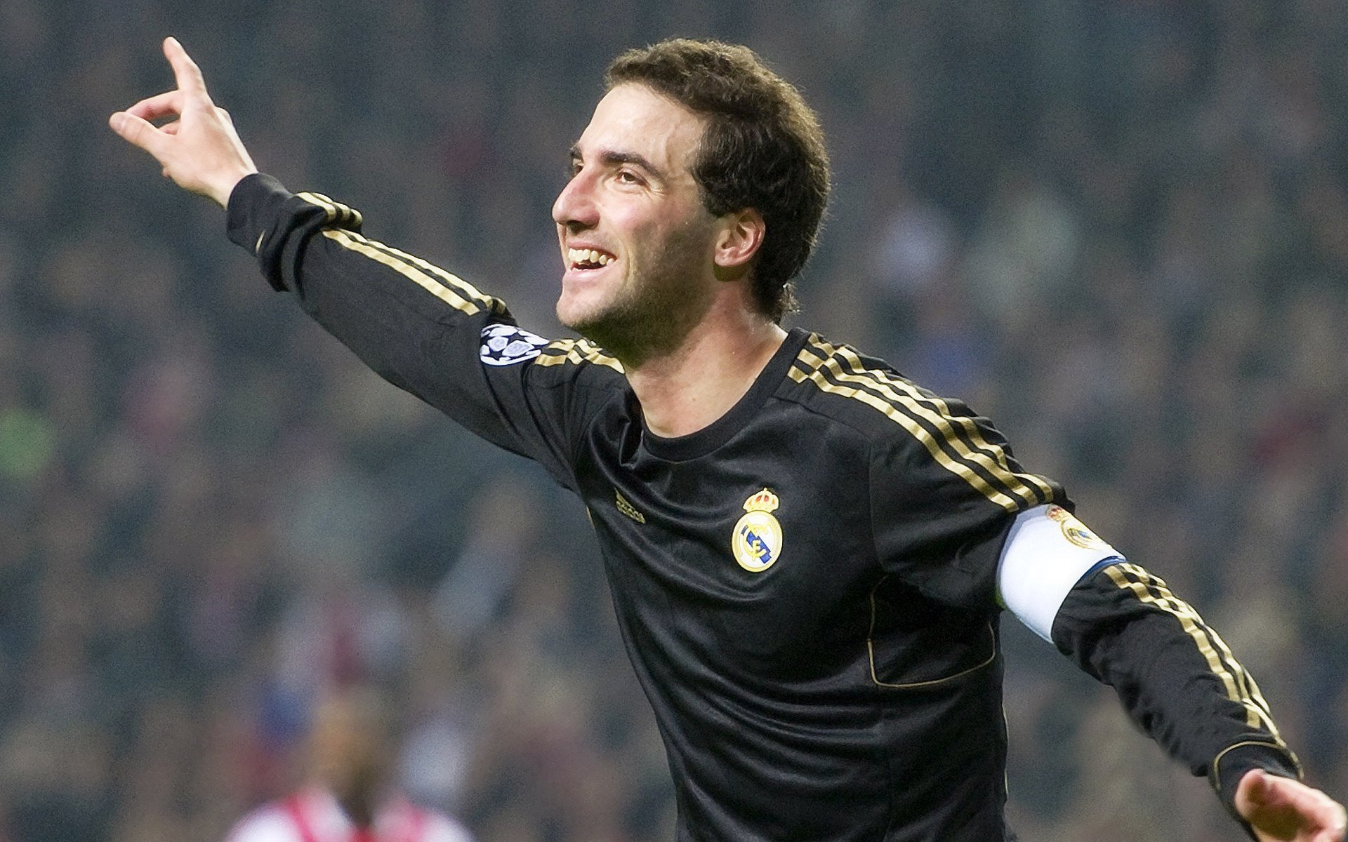 英超球队员工集体感染新冠，中超各队密切关注，英超受伤球员